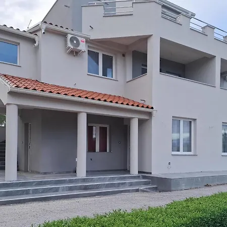 1 Bedroom Stunning In Apartment