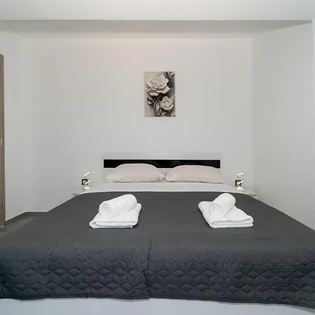 1 Bedroom Stunning In Apartment *